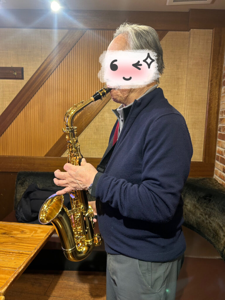 サックスの構え方